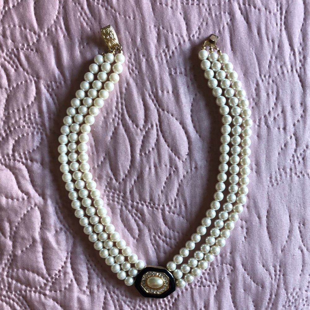 Gold and White Classic Necklace with Pearlescent Beads